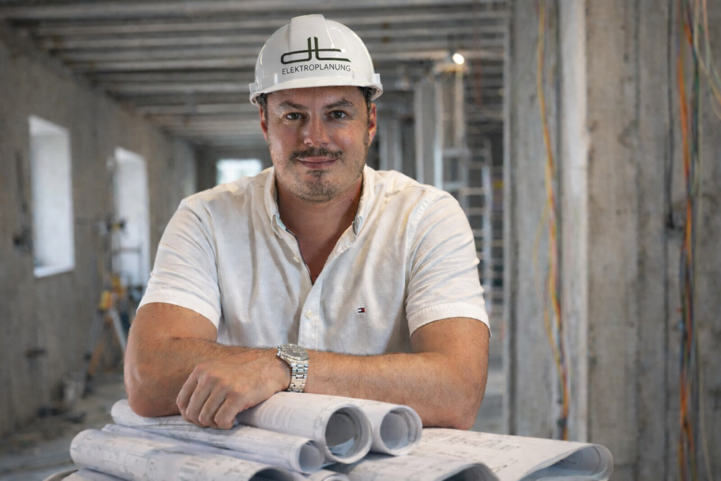 bauleiter auf der baustelle mit plänen