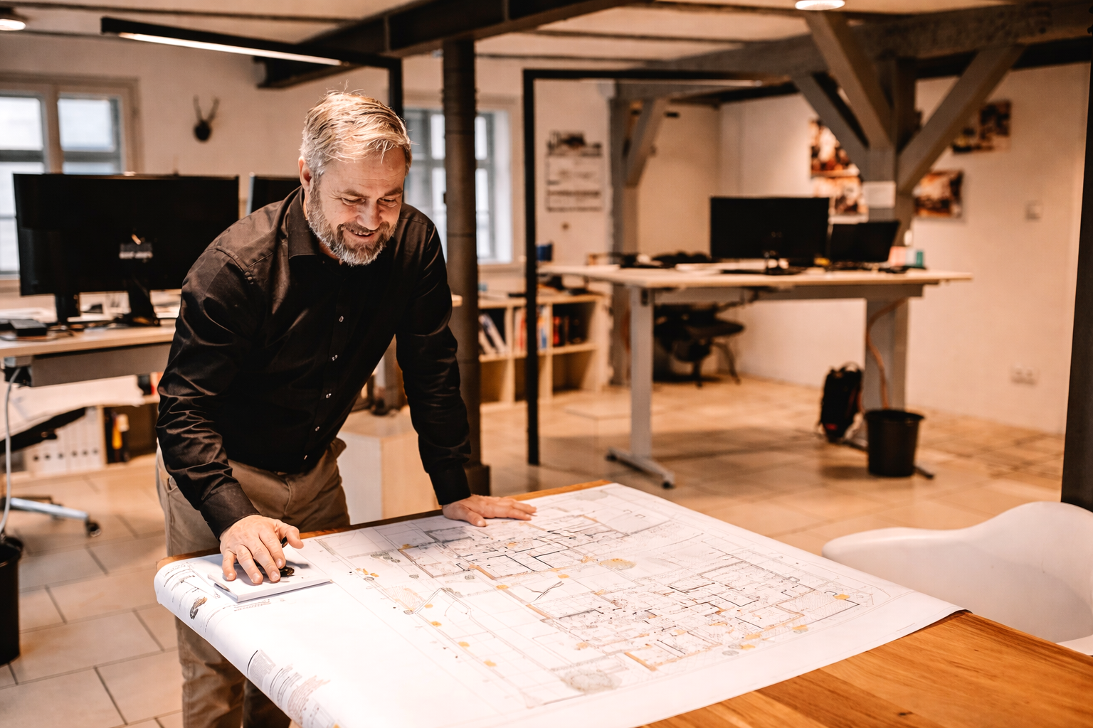 Mann Arbeitet An Architekturplaenen